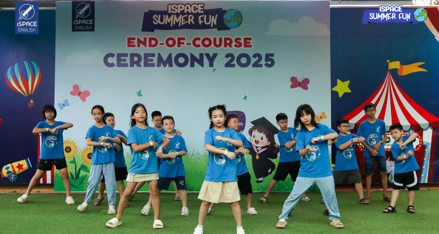 Tiết mục văn nghệ tại lễ tổng kết trại hè